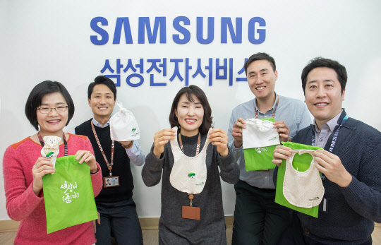삼성전자서비스는 8일 초록우산어린이재단 경기지역본부에서 무연고 영유아들의 건강한 성장을 돕기 위해 직접 만든 베이비키트 100여개를 전달하는 기증식을 했다. 베이비키트 제작에 참여한 삼성전자서비스 임직원들이 기념사진을 찍고 있다. <삼성전자서비스 제공>